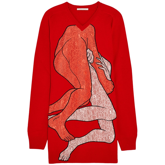 Компенсировать асексуальность мешковатого платья-пуловера марка Christopher Kane призвала алый цвет и эротическую графику в духе Анри Матисса из