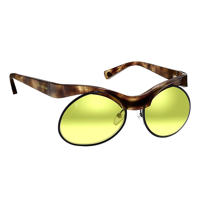 Даже скрестив пенсне как у Антона Павловича Чехова и роговую оправу Алисы Фрейндлих из советского ромкома «Служебный роман», дизайнер Николя