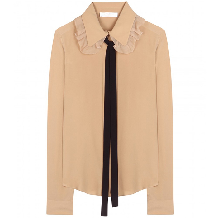 На самом деле бант на блузе не символ невероятной женственности, а знаковый power-dressing-элемент: появившись в начале 1930-х как ответ мужскому