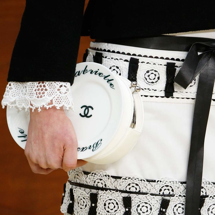 Карл Лагерфельд выступил как художник-дадаист, сделав каждый предмет в коллекции Сhanel не только модным фетишем, но и произведением искусства