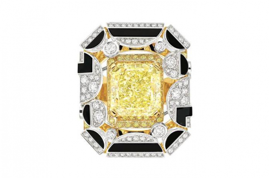 Дом Chanel не первый раз обращается к блестящему миру Cafe Society. Этому символу бомонда была посвящена прошлогодняя коллекция Haute Joaillerie.