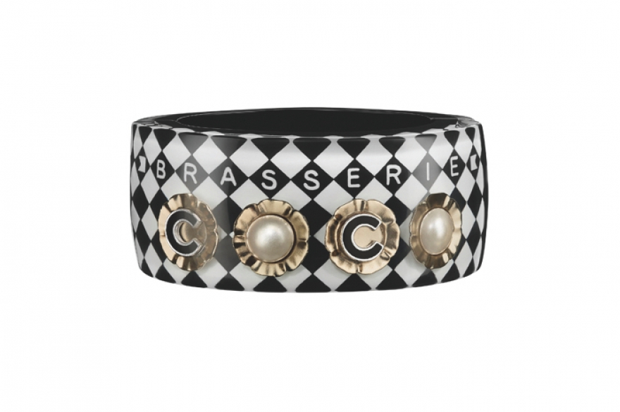 Браслет мимикрирует под игру «Эрудит», на поле которой выложено слово brasserie.