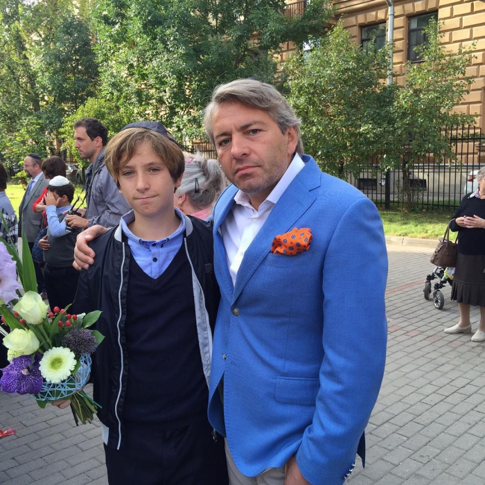 Глава корпорации PMI Евгений Финкельштейн отвел сына Даниила в Еврейскую гимназию, и тут же получил комментарии от друзей о том, что лучше бы носить