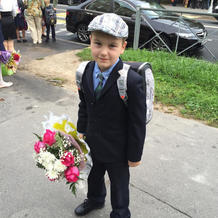 Сын промоутера Юрия Милославского Гоша (надо сказать, мини-копия отца!) тот еще франт – разбавляет строгую школьную форму веселой кепочкой. Little