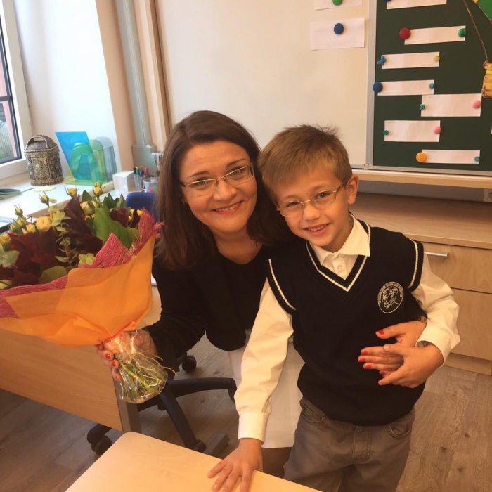 Своего сына-первоклассника Льва полузащитник Константин Зырянов сфотографировал с первой в жизни учительницей.