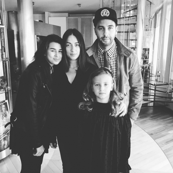 Дочь телеведущего Ивана Урганта Нина пошла в первый класс. Для волнительного момента Иван освободил место в плотном графике и лично проводил Нину на