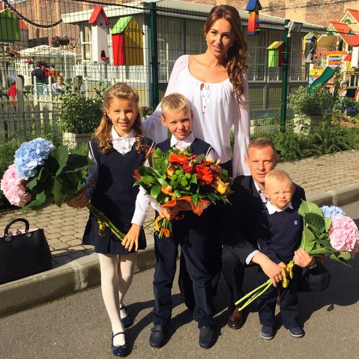 Жена вратаря "Зенита" Вячеслава Малафеева Екатерина поведет в школу маленького сына Алекса только через несколько лет, а пока сопровождает на линейку