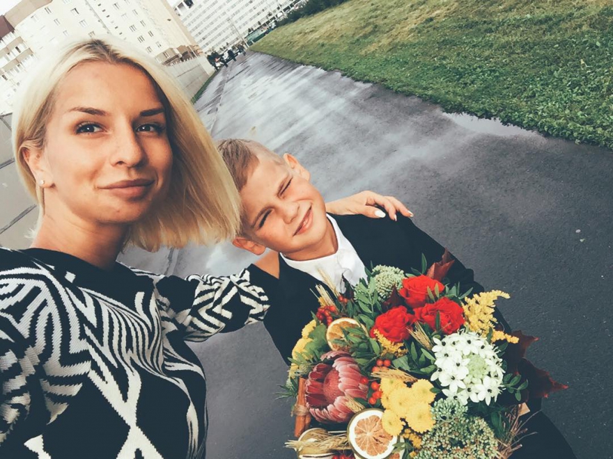 #мамакляйн, как называет сама себя жена солиста группы "Марсель" Степана Ледкова и арт-директор ресторана "YOUжный" Катя Кляйн, проводила сына Даню во