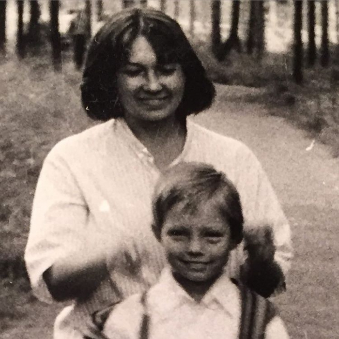 Дизайнер Татьяна Парфенова в День знаний тоже вспомнила о школьной линейке и выложила фото тридцатилетней давности, на котором сопровождает в первый