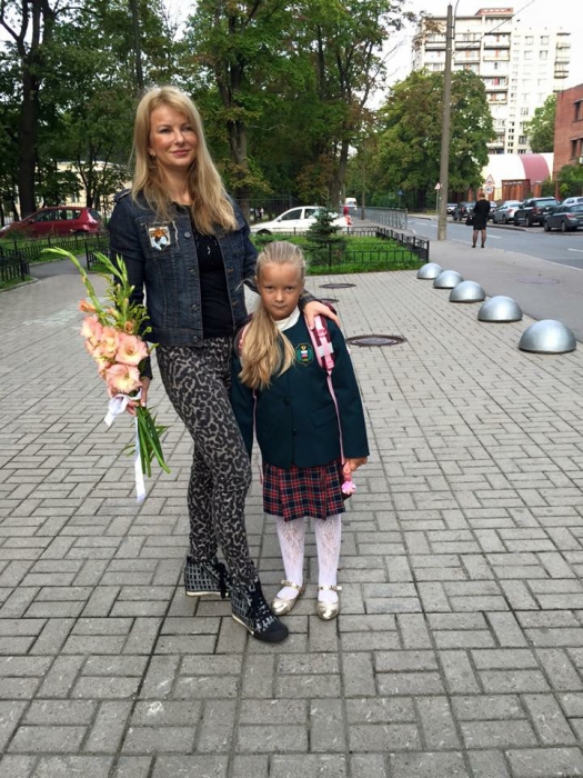 Светская дама Галина Свинген припомнила грозное обещание, данное родной 105-ой гимназии, о том, что она обязательно вернется. Слово сдержала, привела