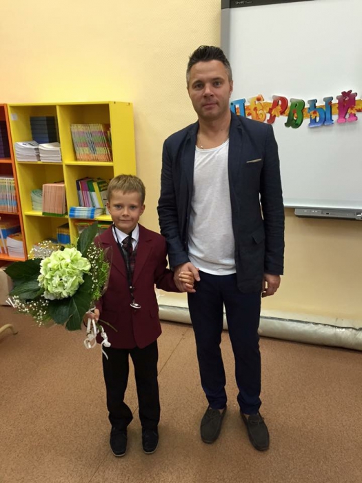 Сын диджея Константина Лавски Олег тоже пошел в первый класс. По словам мамы, день выдался нервным, еще бы: корпеть над учебниками, пока все