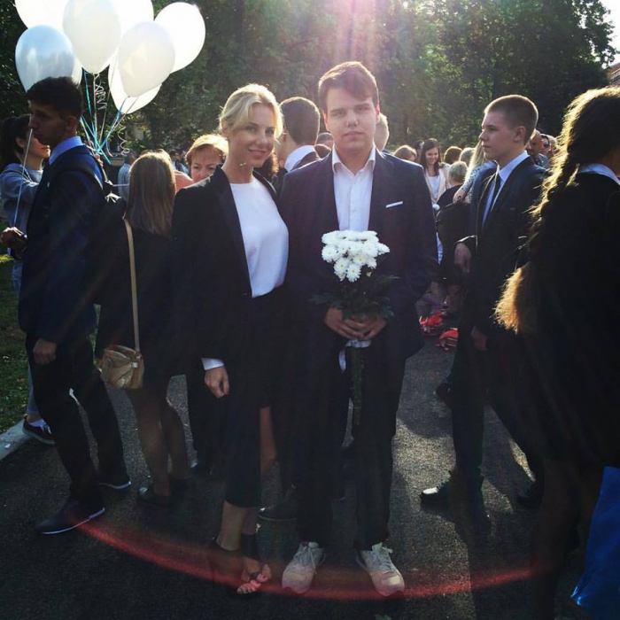 Директор дома красоты Carita Марина Железнова – лучшая реклама своей компании. После того, как Марина пришла на линейку сына-выпускника Дмитрия и была