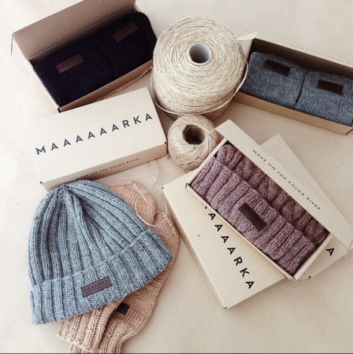 Одежда и аксессуары Бренд из Самары MAAARKA больше специализируется на галстуках-бабочках, но и в их ассортименте есть вязаные аксессуары: шапки с