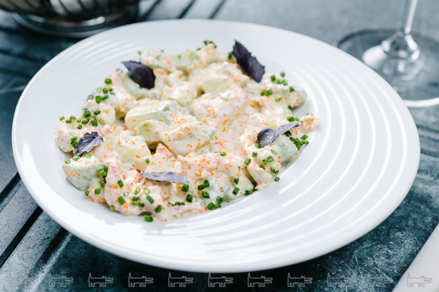 Раковые шейки с авокадо и тобико