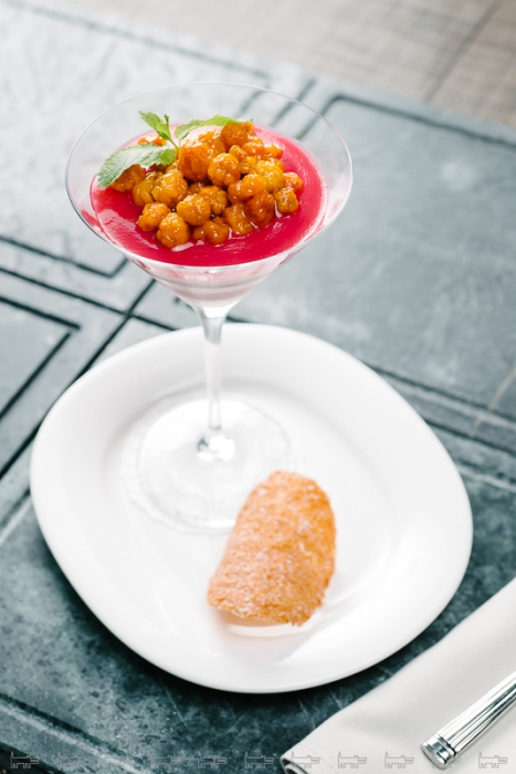 Ягодно-чайное желе с моченой морошкой