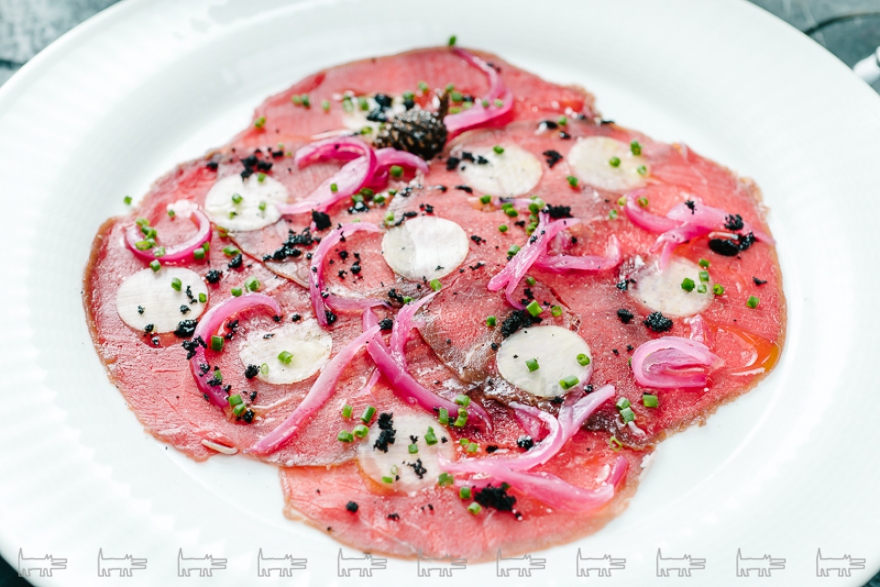 Карпаччо из оленины с медом и брусникой