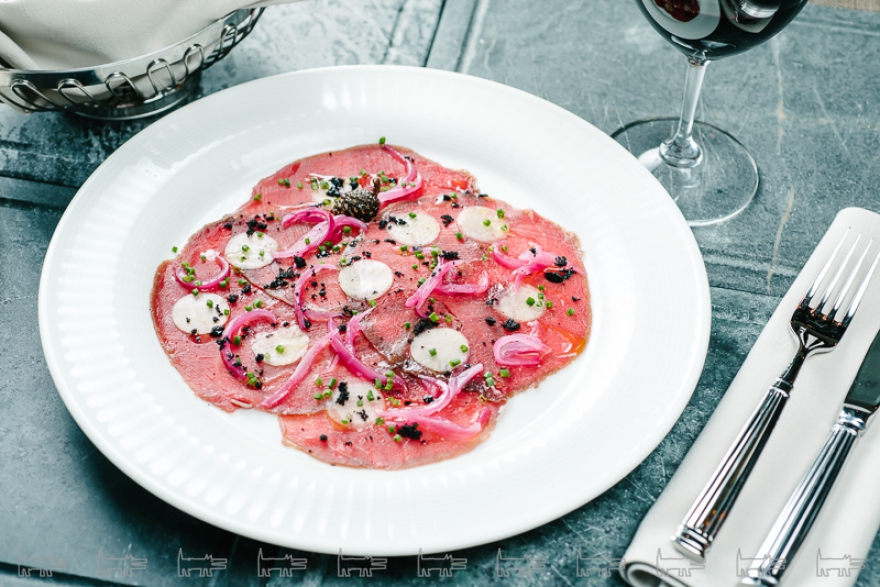 Карпаччо из оленины с медом и брусникой