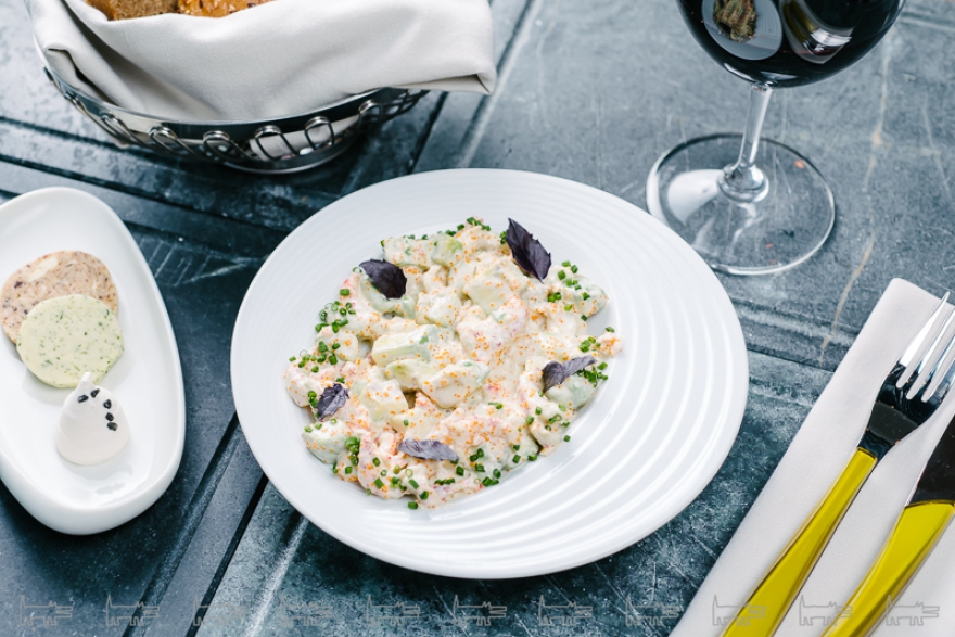 Раковые шейки с авокадо и тобико