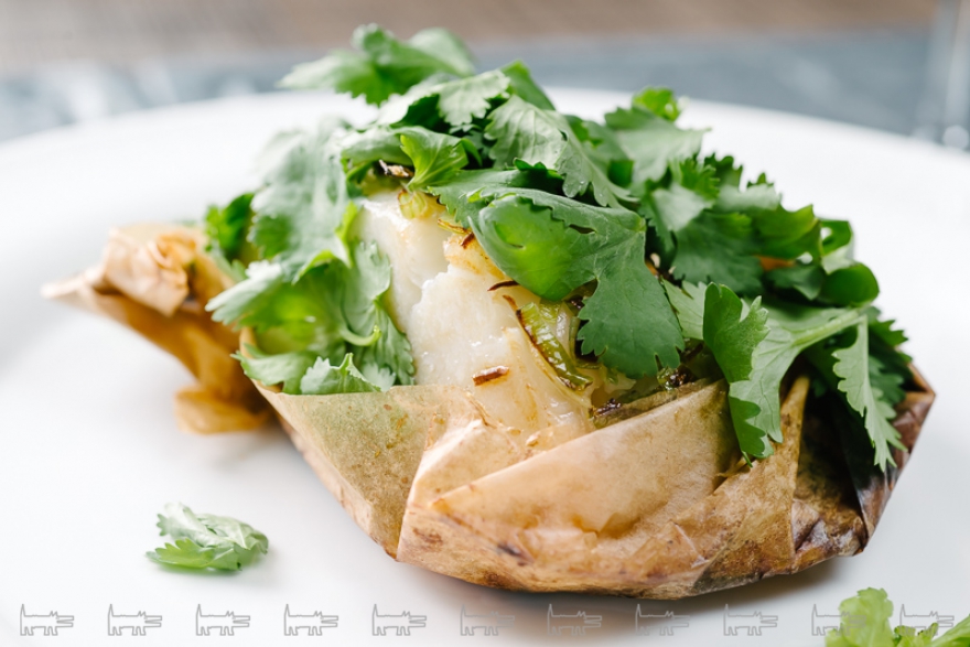 Филе чилийского сибаса, запеченное в конверте с имбирем