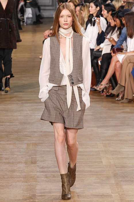 Chloe — жилет 58500 руб., шорты 37600 руб.