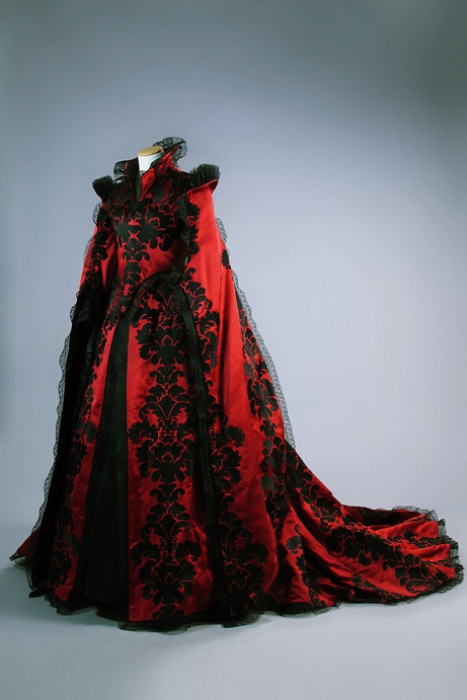 Платье королевы в исполнении Сальмы Хайек.