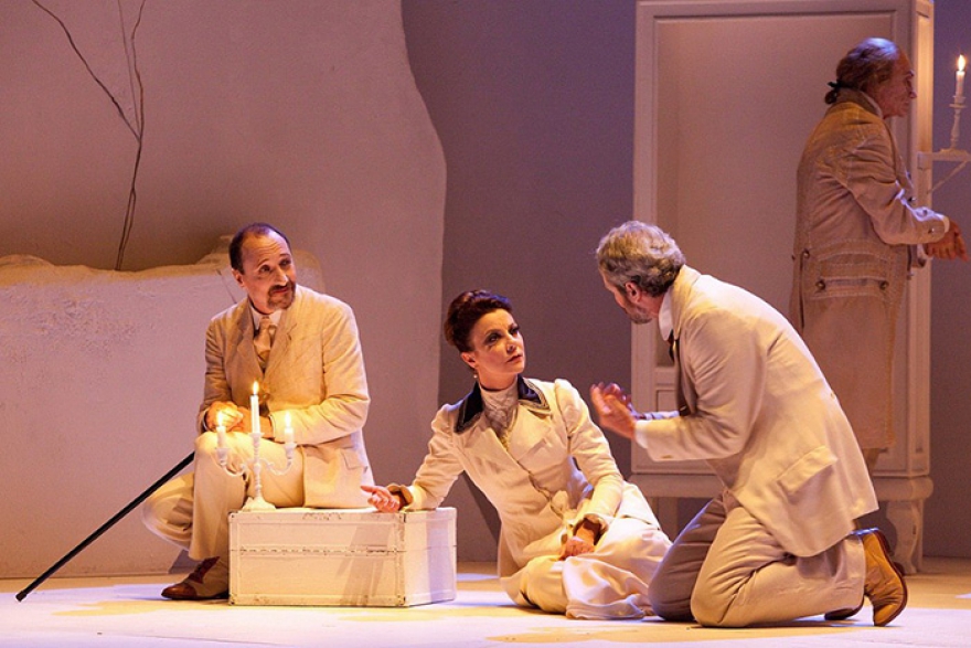 «Вишневый сад» Teatro Stabile di Napoli — молодой театр, недавно получивший статус национального. Поставленная Лукой де Фуско самая пессимистическая