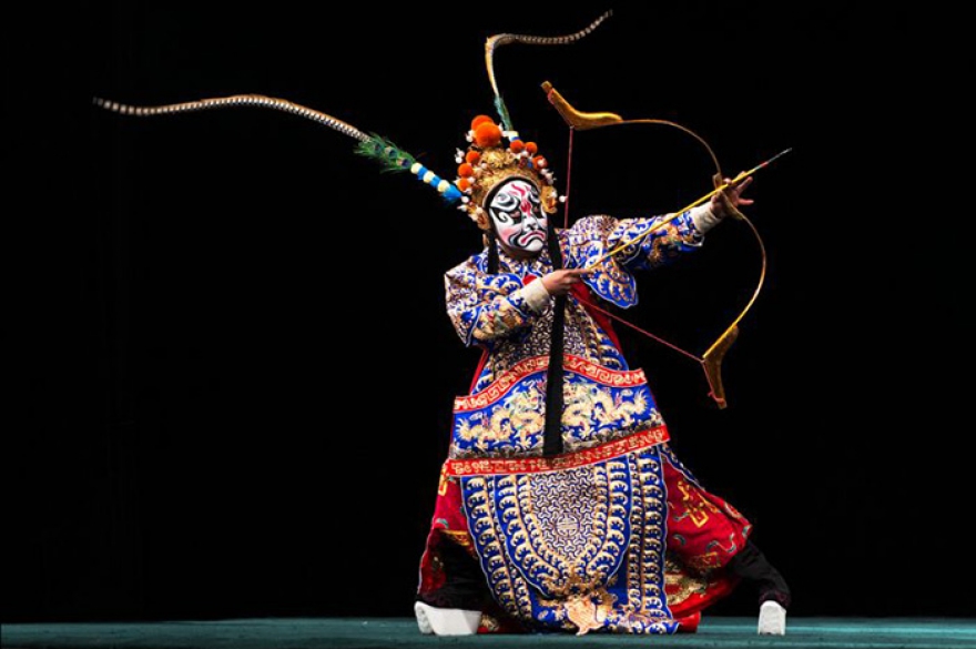 «Жизнь в театре» Спектакль ансамбля «Шаньси Хуацзин» академии искусств Шаньси (режиссер Синн Шимяо) — один из самых зрелищных проектов фестиваля. Эта