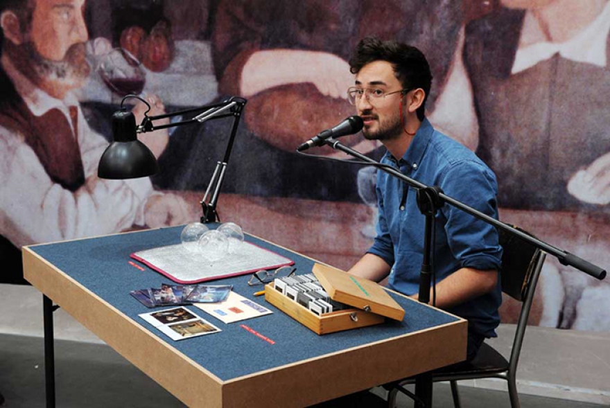 «Роскошные чудовища» Грубо скроенные из лишенных меха шкур диких зверей ассамбляжи британского художника Саймона Фудживары по цвету и структуре похожи