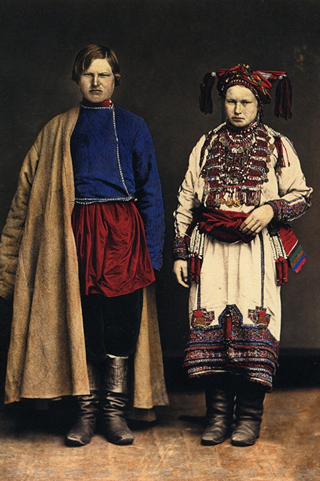 Мордовские крестьяне. Фотооткрытка по известному снимку М. Букаря начала 1870-х гг. Начало XX века. Архив О. А. Хорошиловой