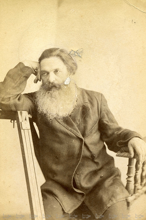 Мещанин из крестьян позирует в своем лучшем воскресном костюме. Ателье «Общедоступная фотография», Царицын. 1888 г. Архив О. А. Хорошиловой