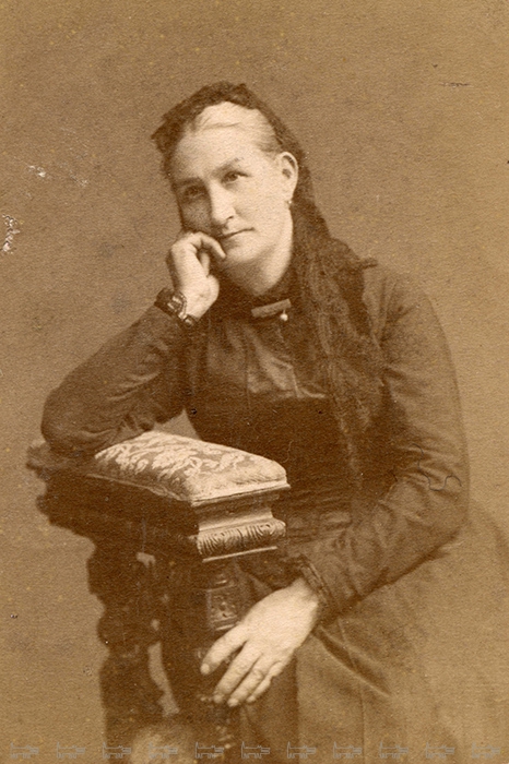 Прабабушка автора, второй гильдии купчиха Варвара Дмитриевна Пунина (урожденная Соколова) позирует в траурном наряде, который она носила после смерти