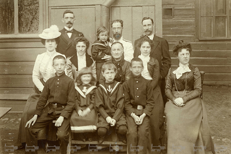 Варвара Дмитриевна Пунина (в центре) в окружении семьи. В первом ряду сидят ее внуки – Николай, Зинаида, Леонид и Александр. Позади на руках ее сына