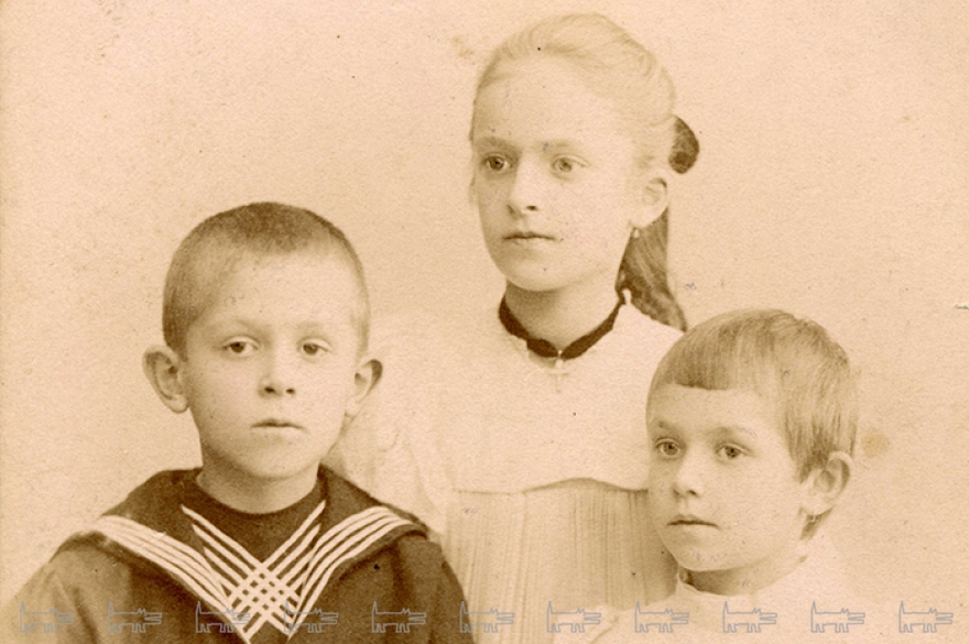 Дети купца Михаила Дмитриевича Усова – Дмитрий, Александра и Анастасия. Ателье «А. Семененко», Санкт-Петербург. 1890-е гг. Архив О. А. Хорошиловой