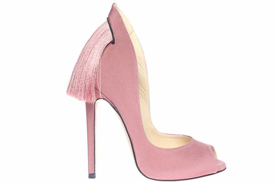 ALEKSANDER SIRADEKIAN Задолго до того как лодочки, лоферы и слиперы с декором в виде хвостов, напоминающих конскую гриву, стали носить все столичные