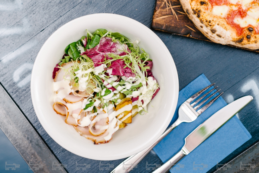 Салат с поркеттой и трюфельным соусом