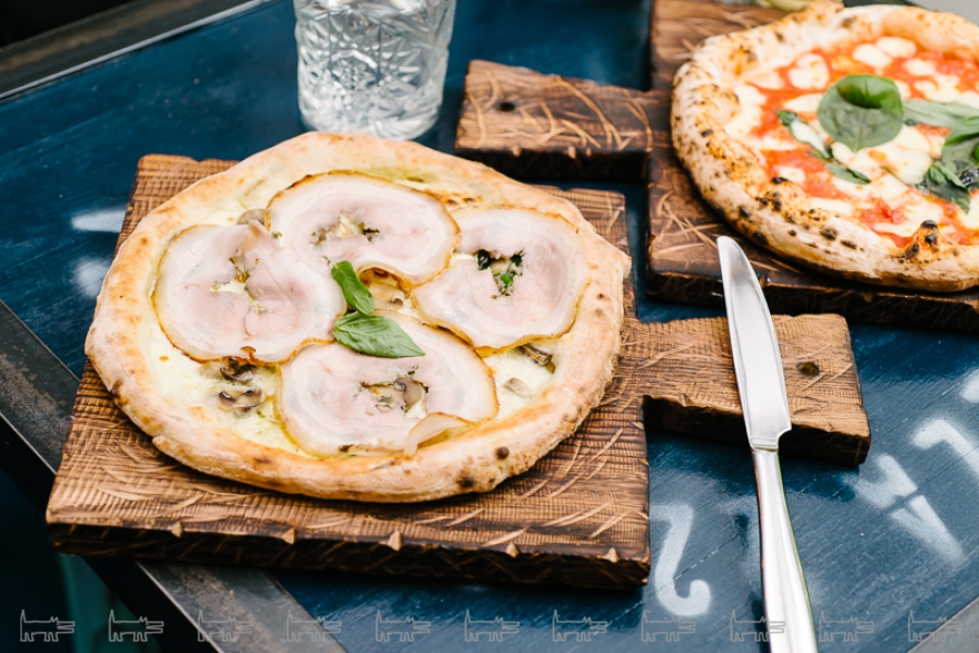 Пицца с поркеттой, грибами и рукколой