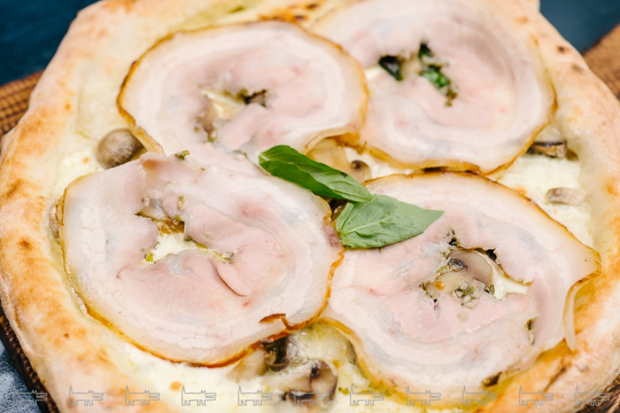 Пицца с поркеттой, грибами и рукколой
