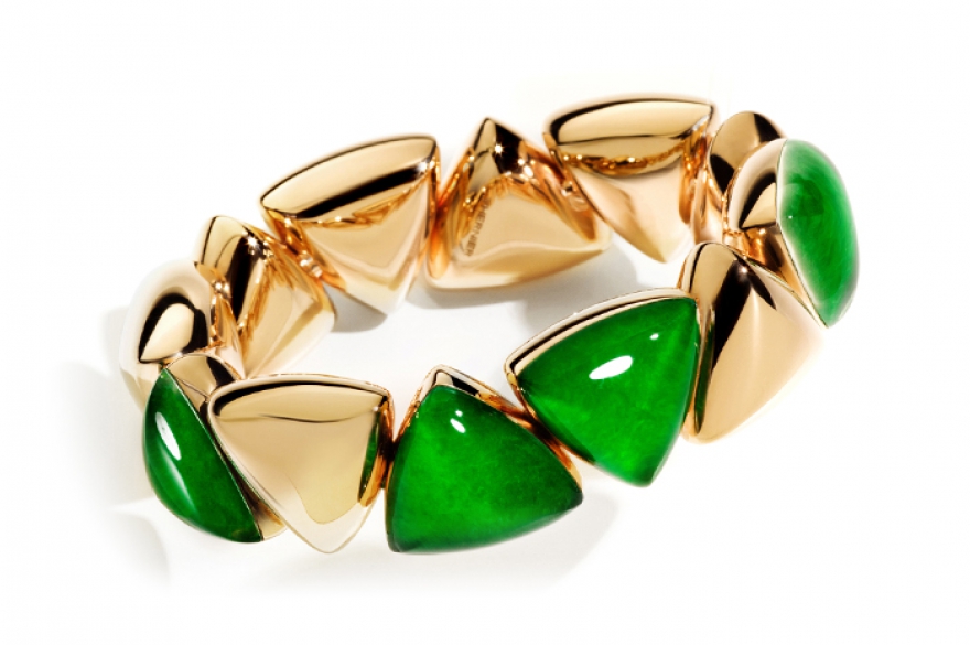 Freccia, Vhernier Зеленые «стрелки» на золотом браслете указывают в разные стороны, но сигнализируют об одном: о фирменной технике пьемонтских