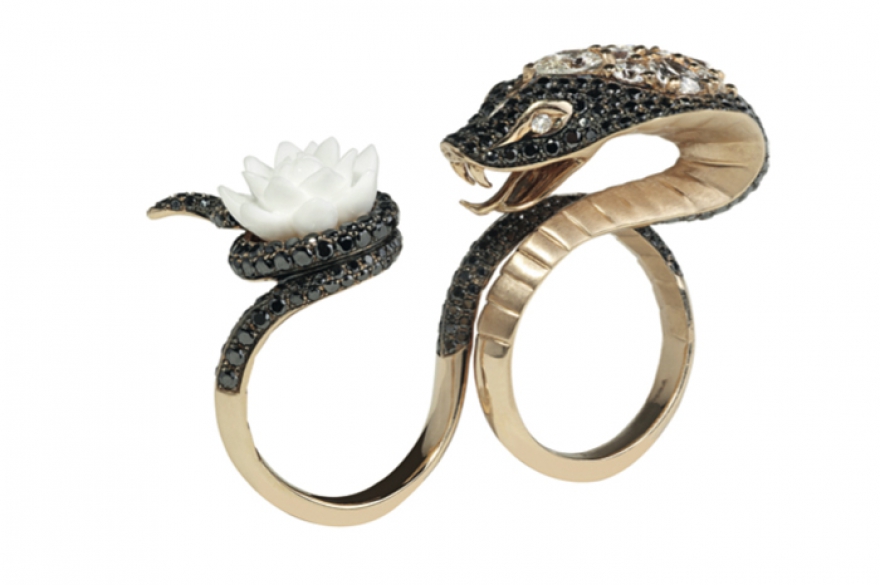 Couture Voyage, Stephen Webster Диалектика Чайна-тауна застыла в кольце Stephen Webster: золотая королевская кобра никак не может поймать себя за