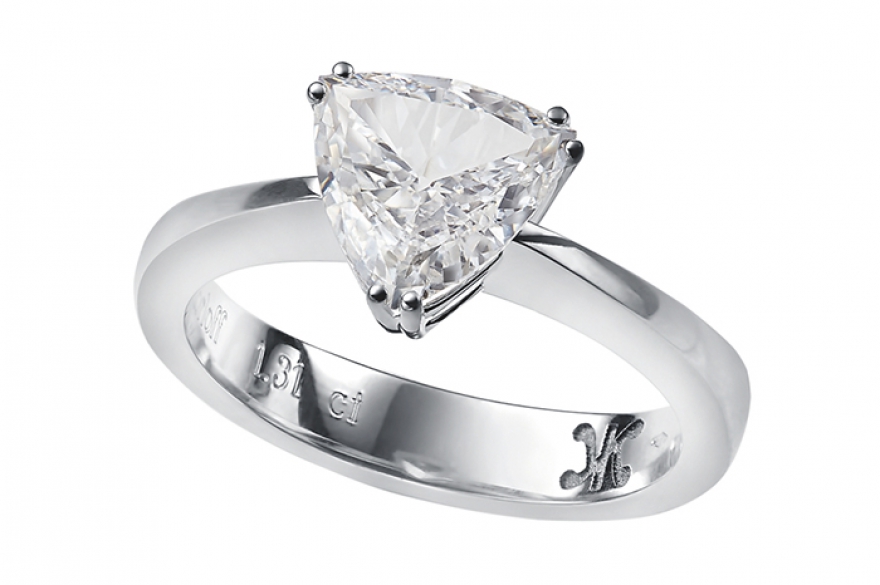 Solitaire, Korloff Шесть сдвоенных крапанов цепко, как коготки ленивца, держат камень огранки «триллиант» — в форме равностороннего треугольника