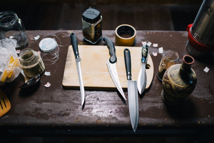 Комната 2: холодная. Здесь продакшн-дизайнер Настя выпустила всех своих тараканов на волю. Девять ножей, подвешенный половник, банки-склянки и стол