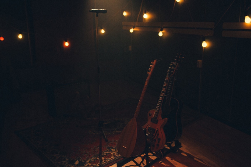 Комната 3: ламповая. Здесь все, соответственно, ламповое: ламповый комбик, ламповое освещение, ламповый ковер и ламповый саз! Кстати, дирижировал