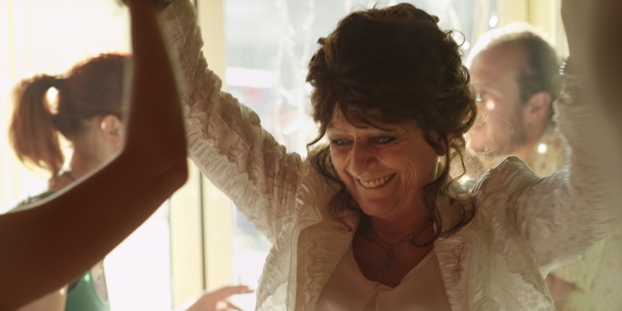 «Тусовщица» Трогательнейшая французская драма режиссеров Мари Амашукели, Клер Бергер и Сэмюэля Тейси, выигравшая Групповой приз в «Особом взгляде», а