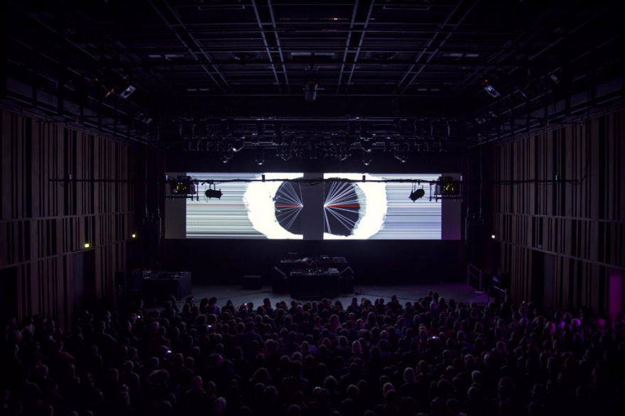 Зона Sound Art Восьмиканальная звуковая система и проекция расположатся в галерее. С 19 часов до полуночи можно будет на выступлениях серьезных саунд