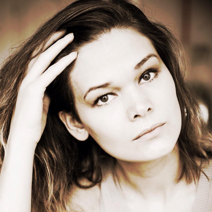 «Молчание на заданную тему» Спектакль-клон одноименной премьеры Всеволода Лисовского. На протяжении часа зрителям в зале и артистке (а именно актрисе