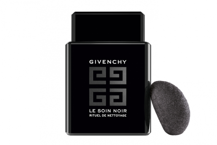 Ритуал очищения Le Soin Noir, Givenchy Меняем Мойдодыра на кобидо! Вместо строгого умывальников начальника — нежный черный спонж из растительных