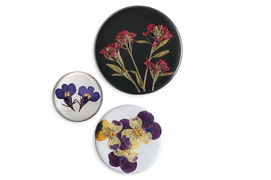 Дизайнер Крис Ван Аш нашел альтернативу старомодной бутоньерке: универсальные значки Dior Homme с гербарием из натуральных цветов смотрятся