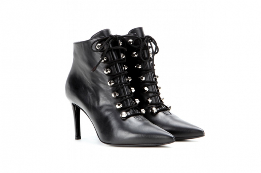 Судя по форме и глэм-рок-клепкам вместо крючков для шнурков, рок-сапожки Balenciaga перенеслись в коллекцию прямиком из хита 1980-х с Мадонной