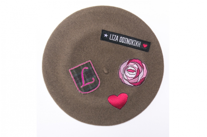 Самый необходимый и вожделенный аксессуар осени — берет. В компании с трикотажной миди-юбкой он напомнит о Фэй Данауэй в кинокартине «Бонни и Клайд