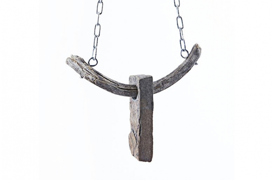 Верные принципам ар-брют дизайнеры — основатели марки Sasha & Pasha отправились в экспедицию на Алтай и собрали шаманскую коллекцию украшений